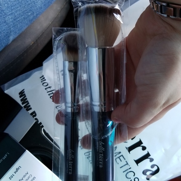BELLATERRA Mineral Cosmetics BB Cream & Brushes - Picture 4 of 5